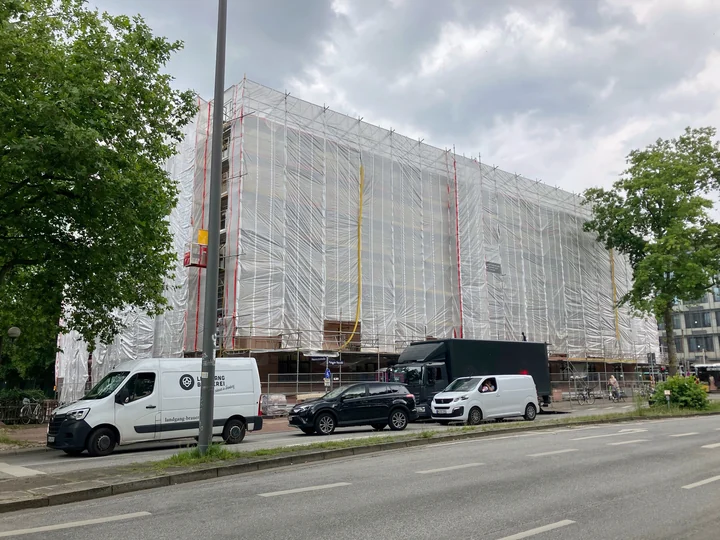 Bauphase mit Gerüst